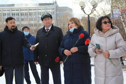 Участники фестиваля поэзии «Благодать большого снега» возложили цветы к памятнику Даниловым