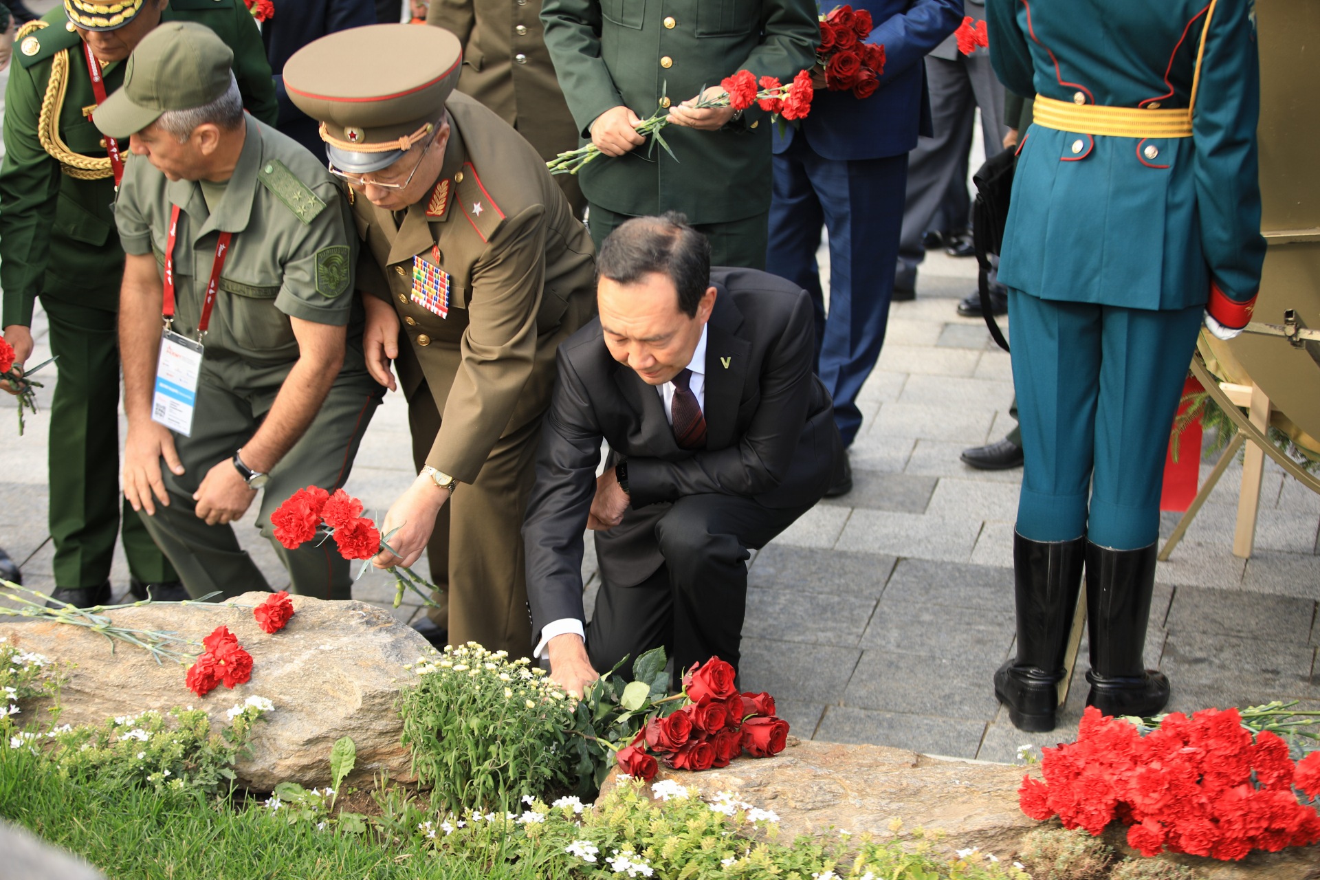 Возложение цветов к памятнику Победы