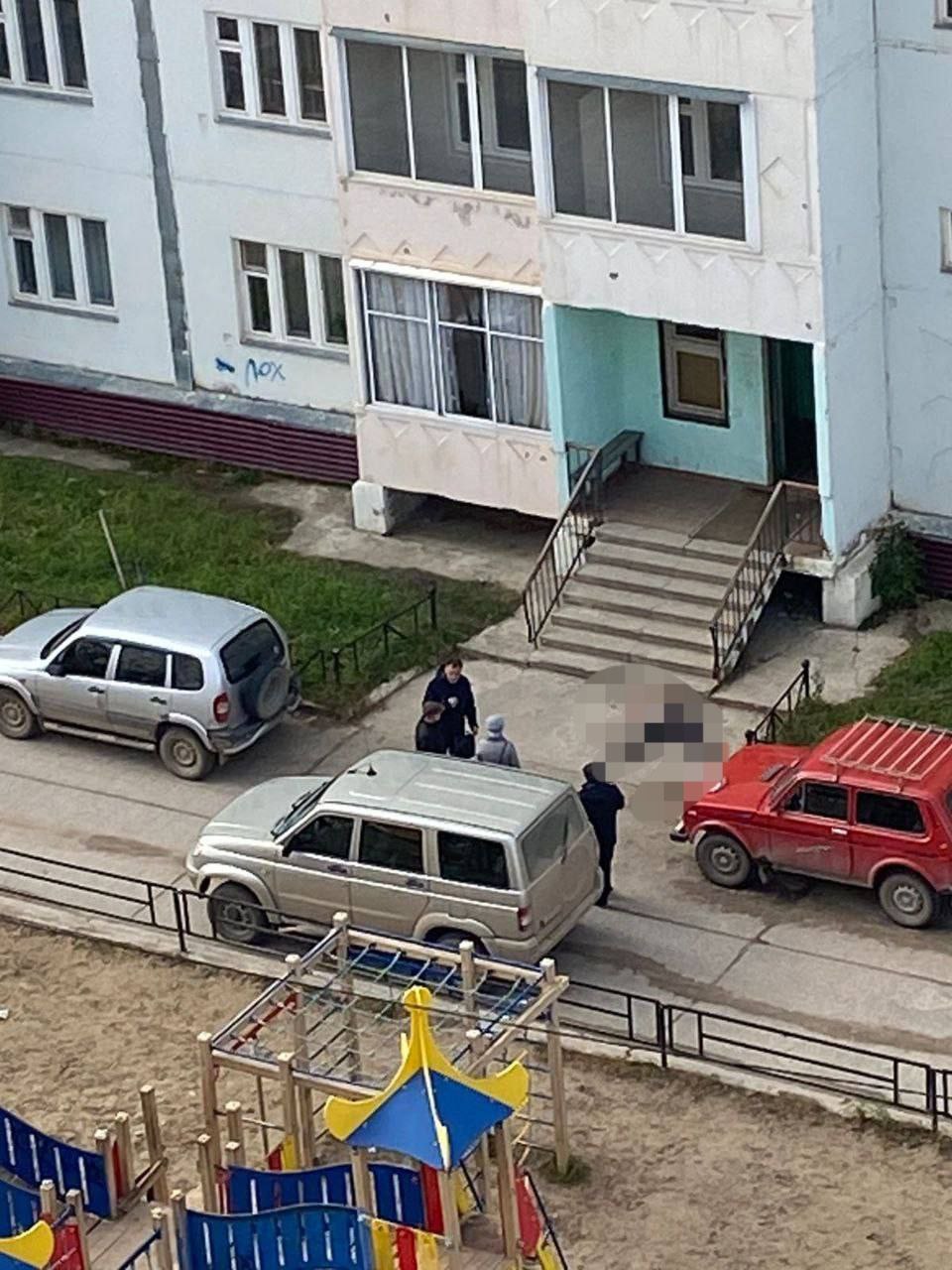 Мужчина выпал с балкона. Омск многоэтажные дома. Многоэтажки Россия фото.