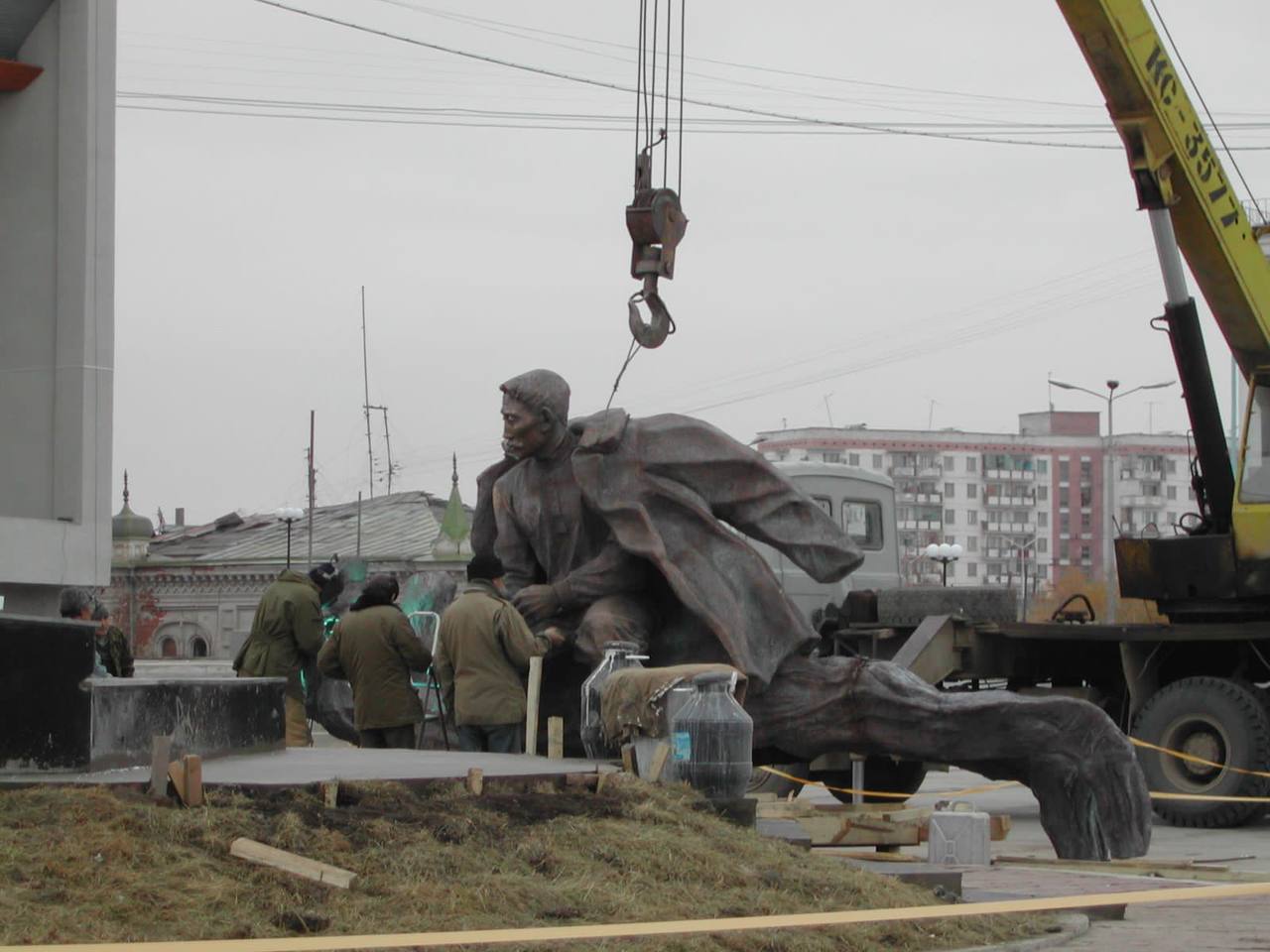 Памятник алеша снесут. Памятник Кулаковскому в Якутске. Памятник Алексею Кулаковскому. Памятник а е Кулаковскому в Якутске.