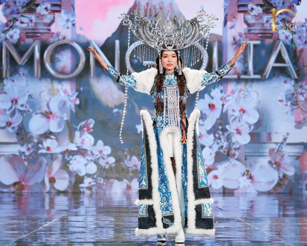 Фотофакт: Якутская модель дефилирует в монгольском костюме на конкурсе  красоты