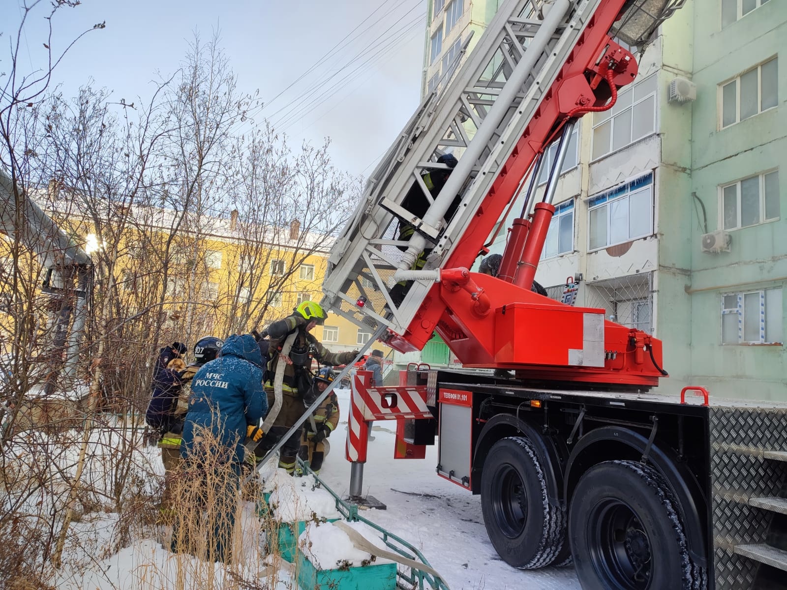 Видеофакт: Огнеборцы тушат пожар в Якутске