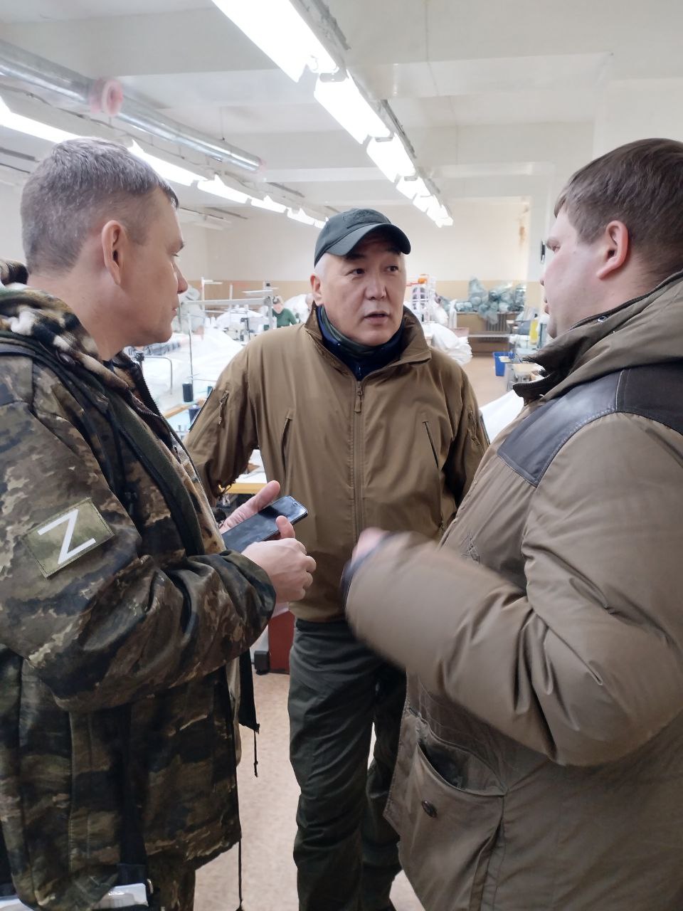 Волонтеры отправляют собственноручно сшитые вещи в зону СВО - Российская газета