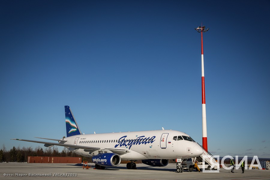 Самолет владивосток якутск. SSJ 100 Якутия. Аэропорт Нерюнгри самолет. Якутия Аэро. Самолет на ВПП.