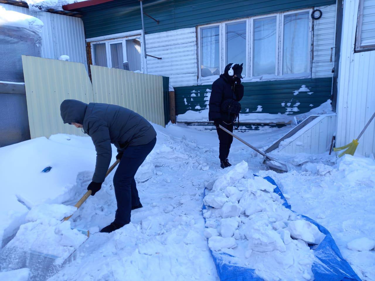 Не убирают снег во дворе