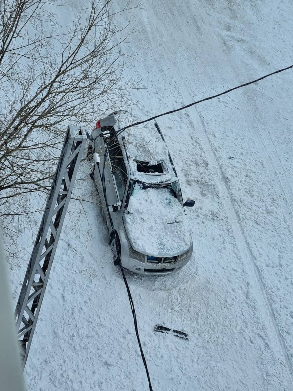 Фотофакт: Сход снега с крыши повредил автомобиль