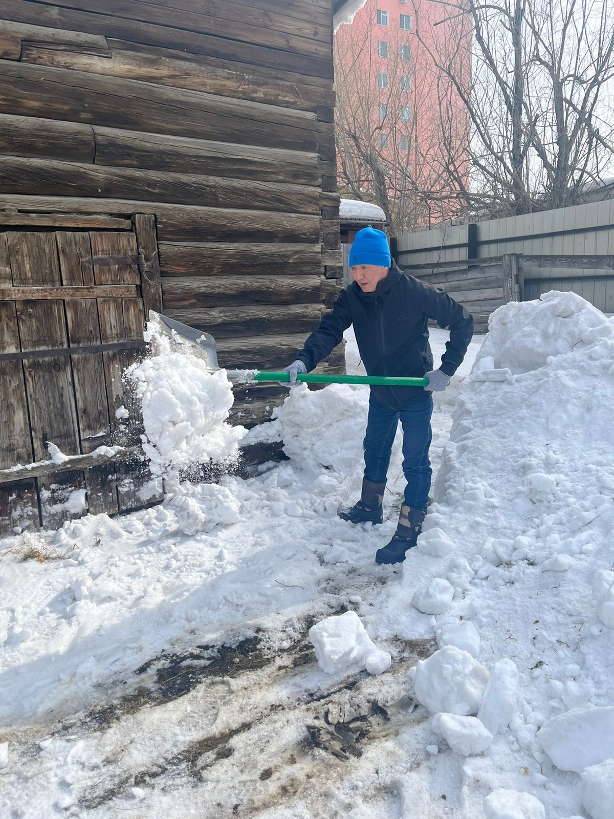 Водоканальцы очистили от снега территорию музея «Якутская ссылка»