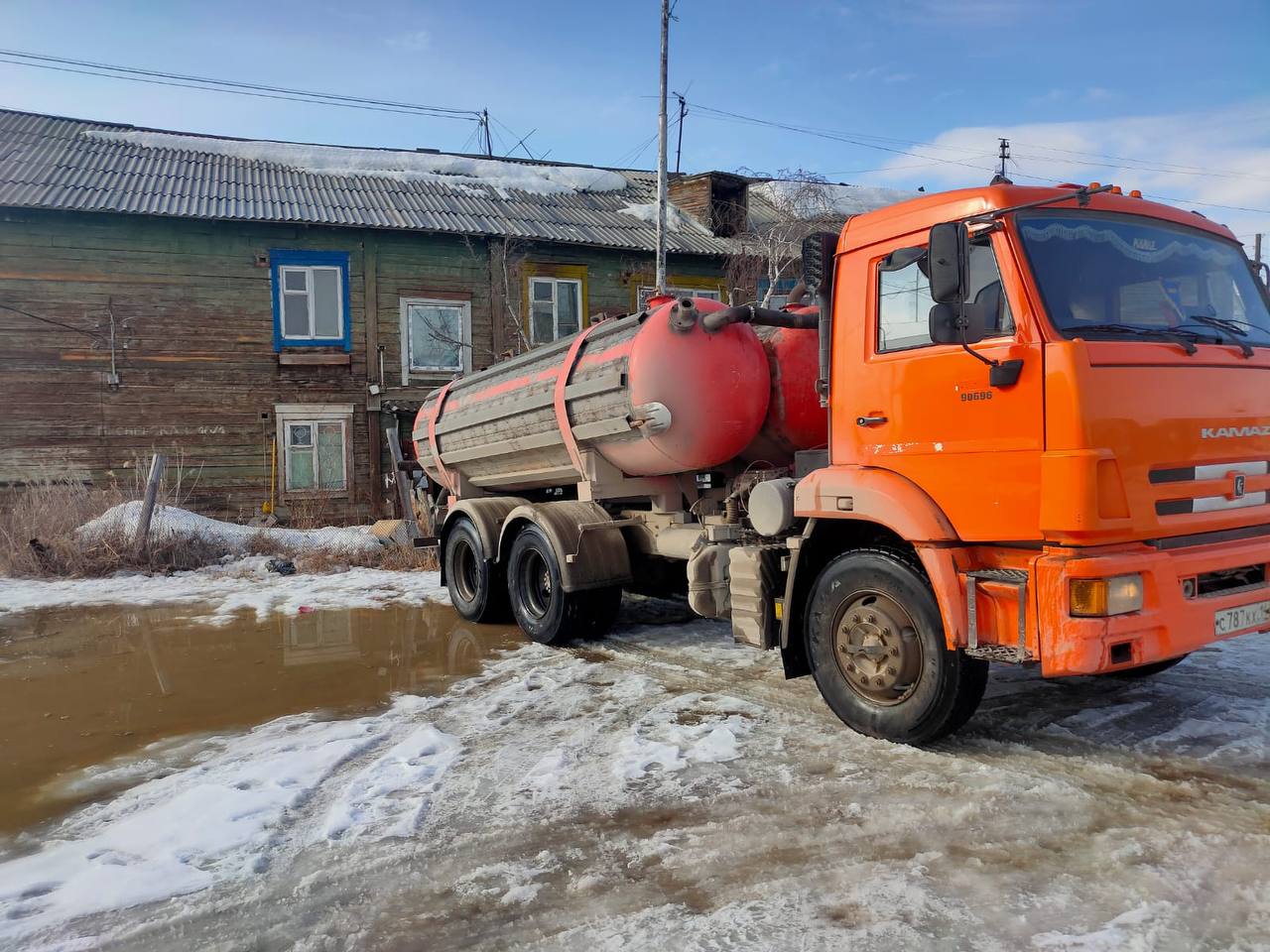 Фотофакт: Как в Якутске откачивают талые воды