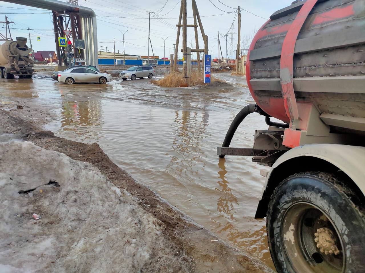 Фотофакт: Как в Якутске откачивают талые воды | 22.04.2023 | Якутск -  БезФормата