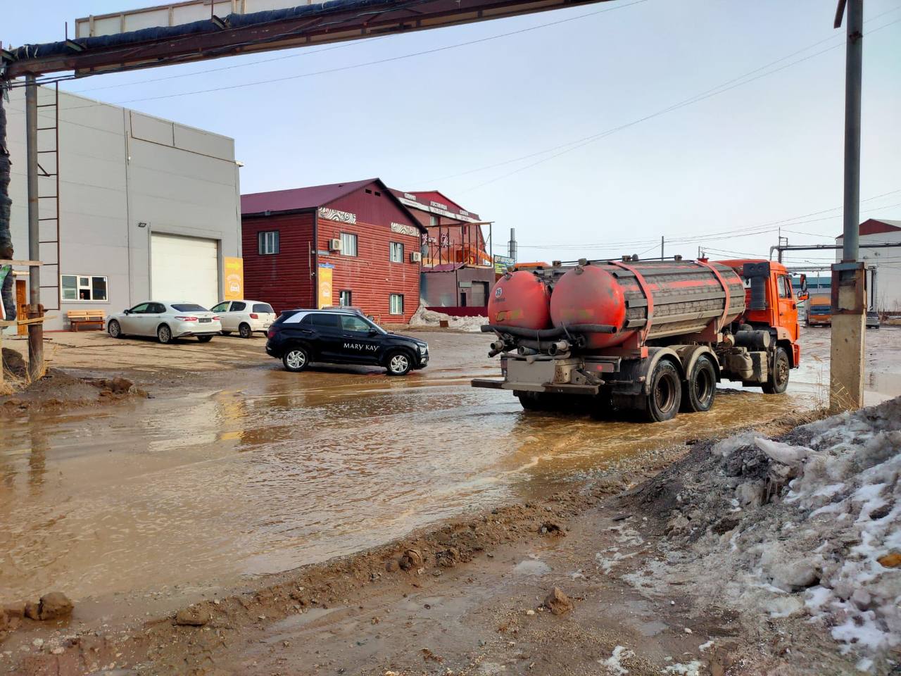 Фотофакт: Как в Якутске откачивают талые воды