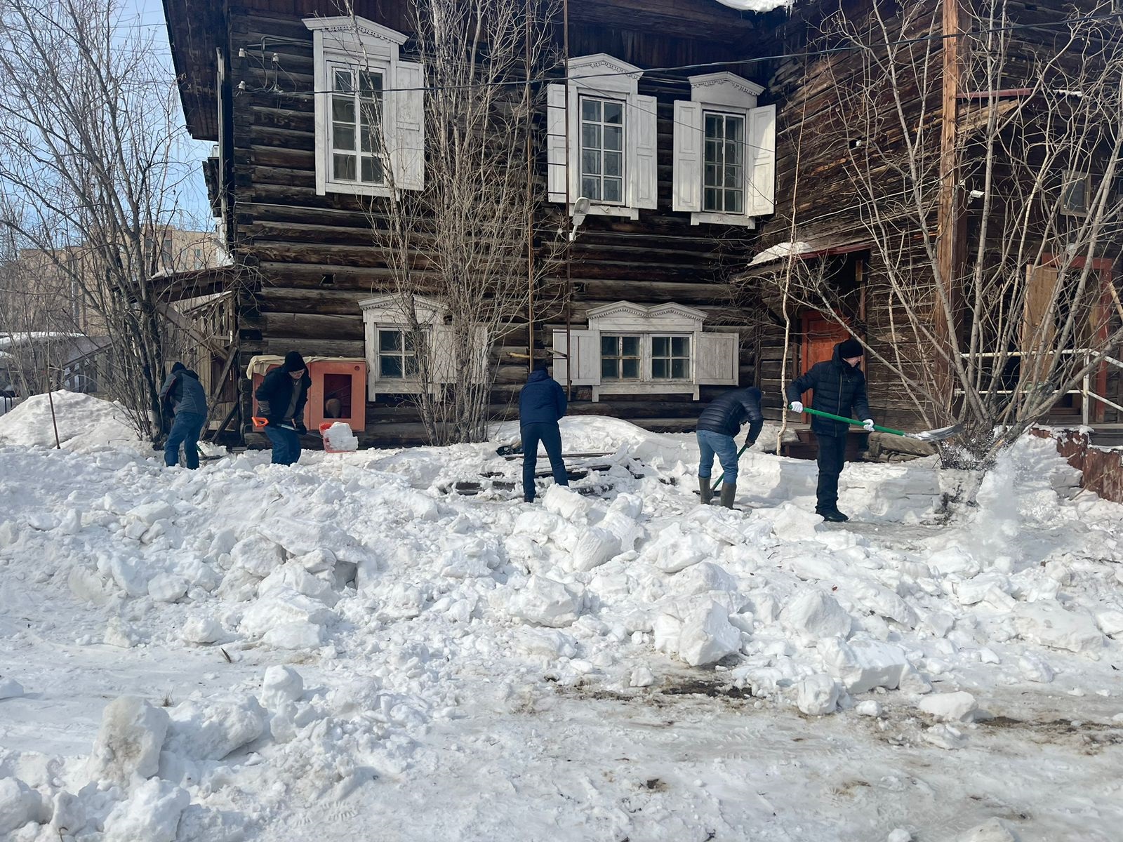 Водоканальцы очистили от снега территорию музея «Якутская ссылка»