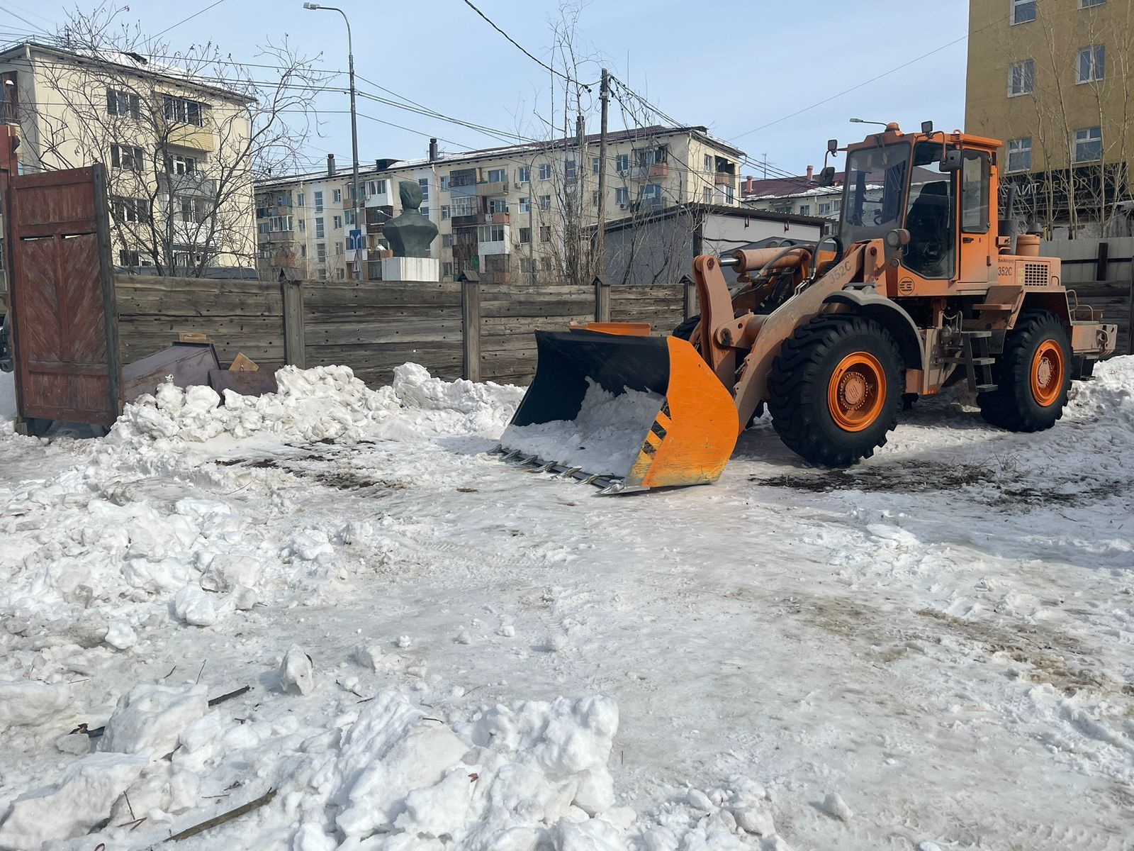 Водоканальцы очистили от снега территорию музея «Якутская ссылка»