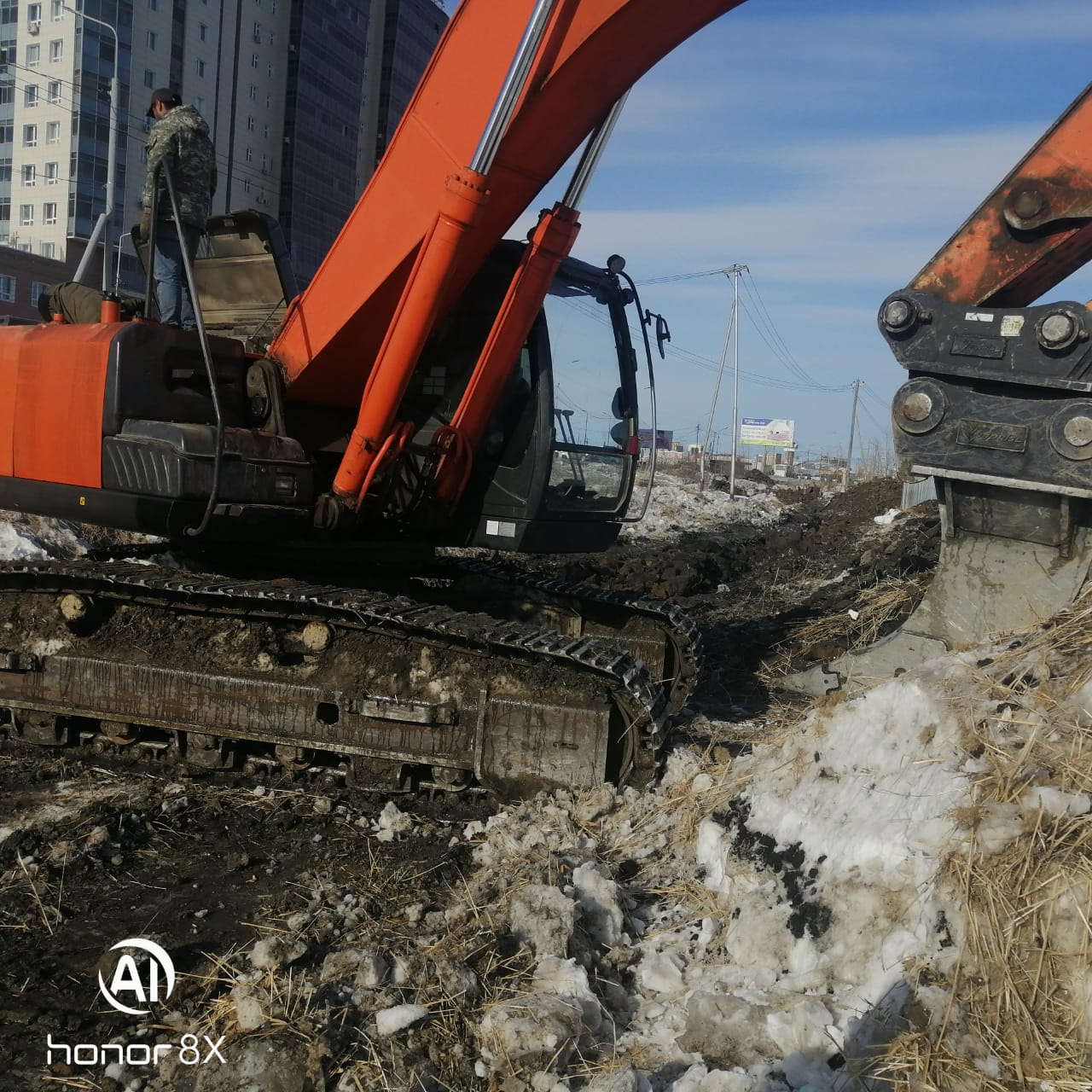 В Якутске экскаватор повредил кабельную линию