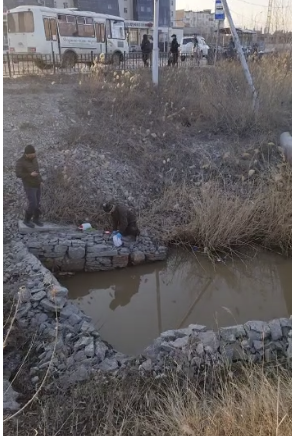 Фотофакт: Росприроднадзор забирает в Якутске воду на анализ