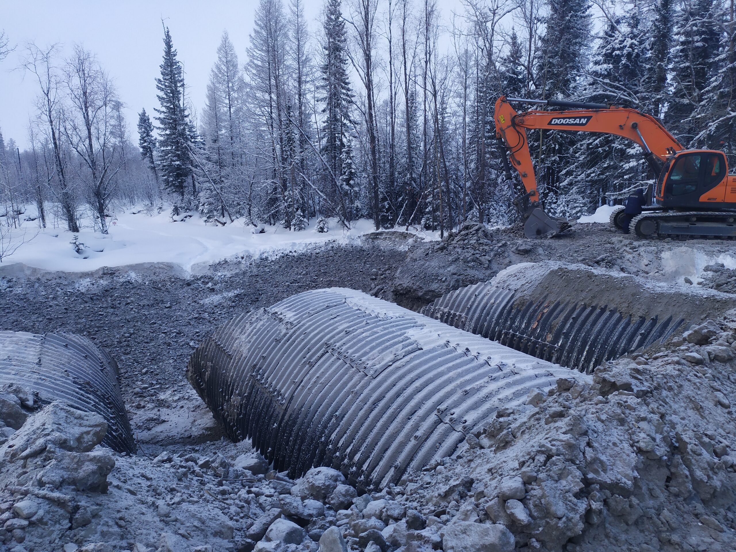 Новые водопропускные трубы устанавливают на автодороге Яна