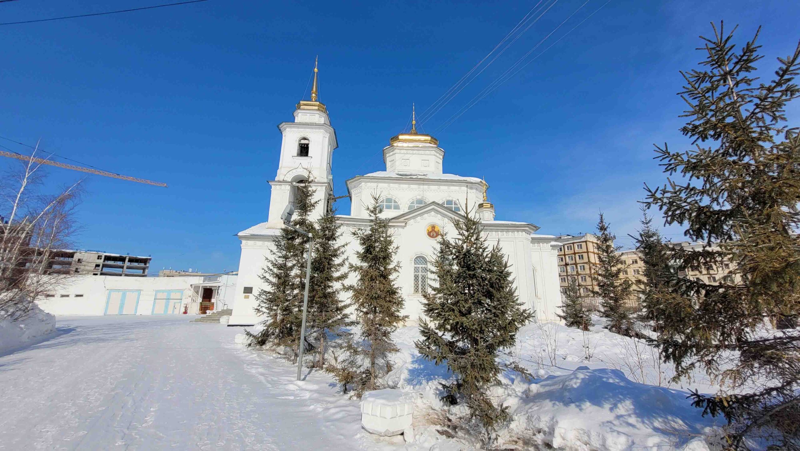 Старинные каменные храмы города Якутска