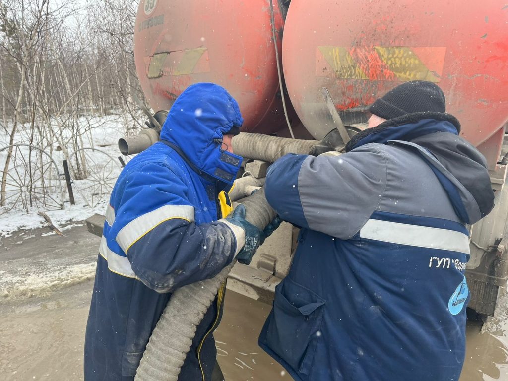 Водоканал ведет работу по откачке талых вод и уборке дворов Якутска |  26.04.2023 | Якутск - БезФормата