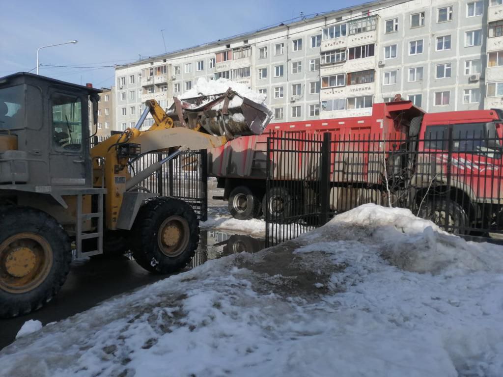 Продолжается вывоз снега со дворов школ и детсадов Якутска