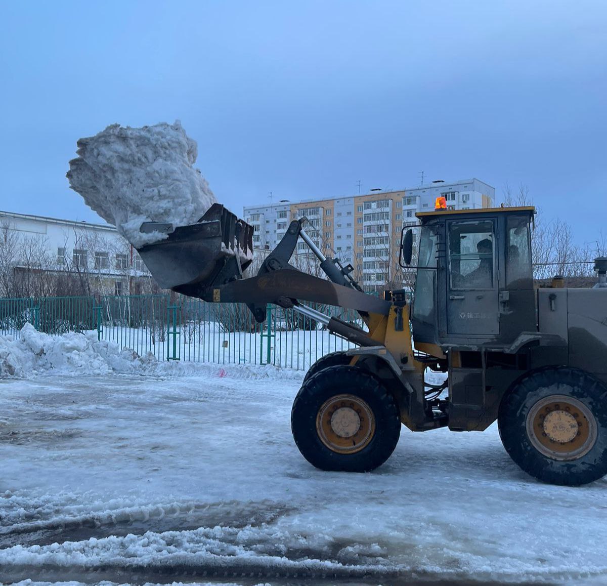 В Якутске снег вывозят на три полигона - один уже высотой с 7-этажный дом