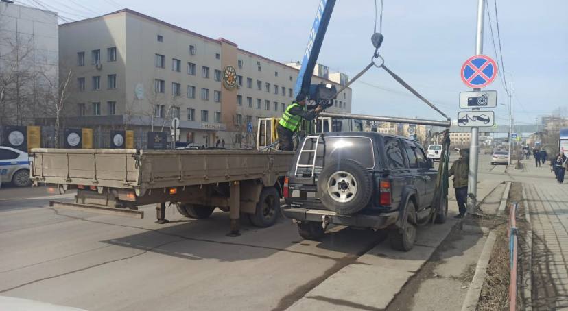 Идет ли эвакуация. Место для инвалидов на парковке. Парковка на газоне штраф. Транспортная эвакуация. Штраф за неправильную парковку.