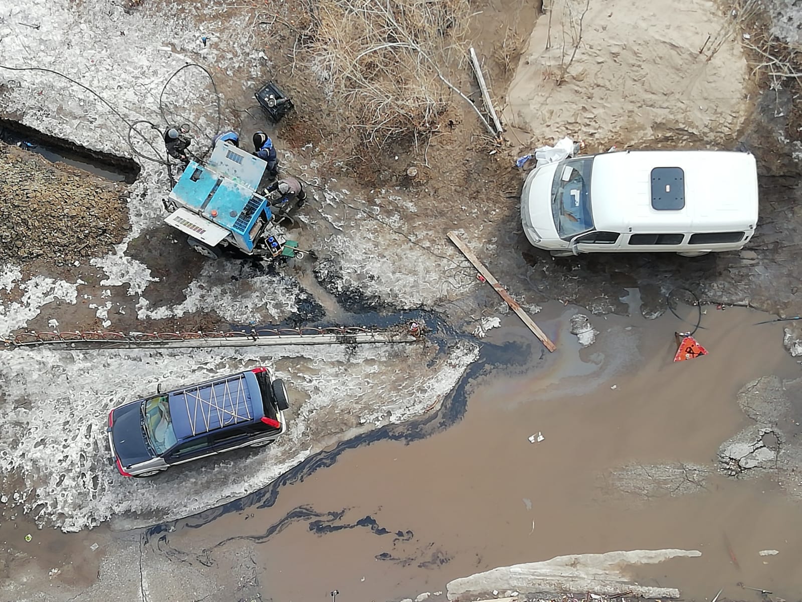 Видеофакт: Сливают отработанное масло в лужу