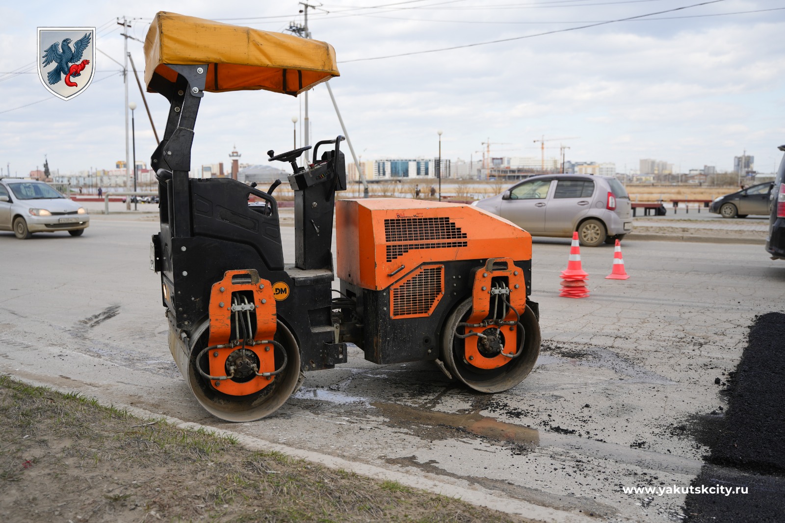 В усиленном режиме: в Якутске проводят ямочный ремонт дорог