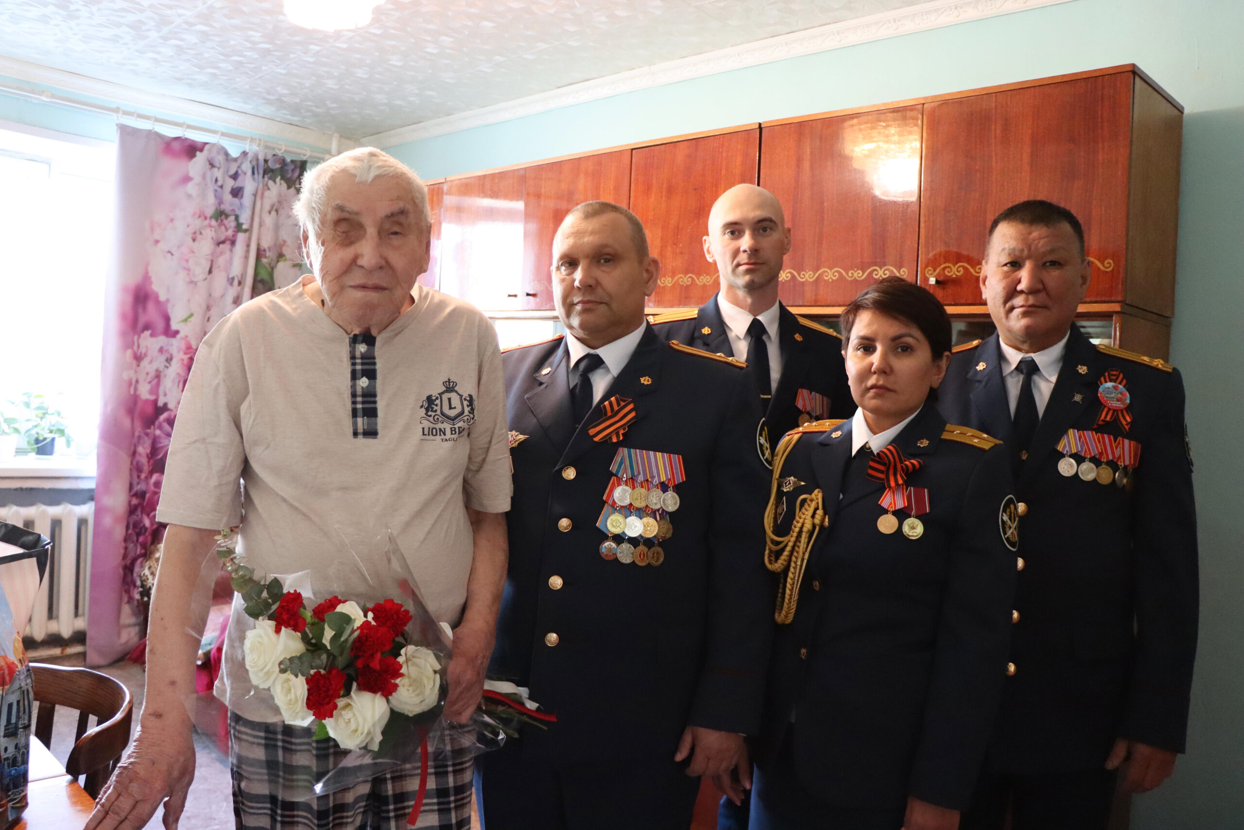 УФСИН Якутии поздравил ветерана ВОВ с Днем Победы | 06.05.2023 | Якутск -  БезФормата