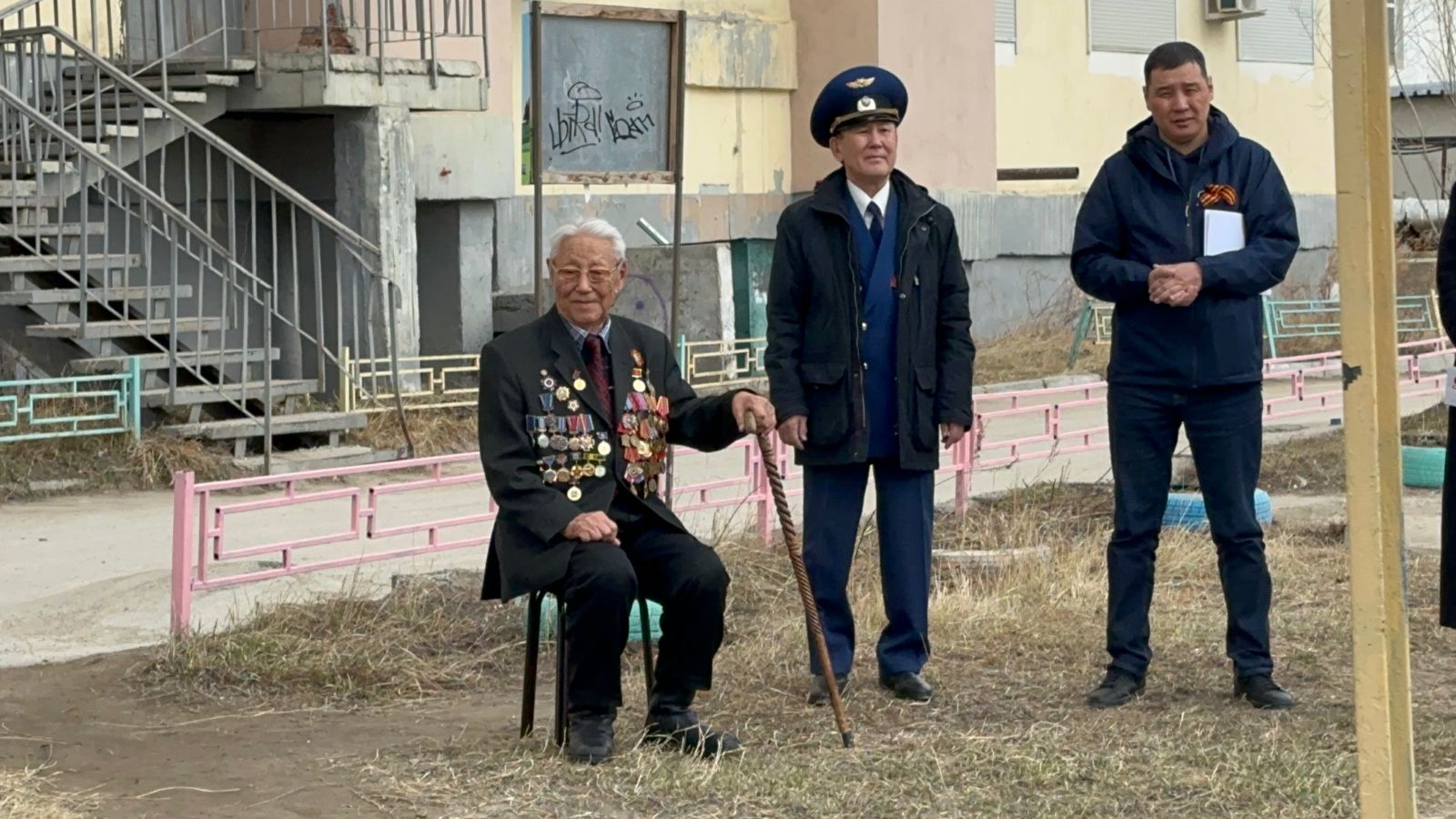 Якутские артисты спели ветеранам накануне Дня Победы