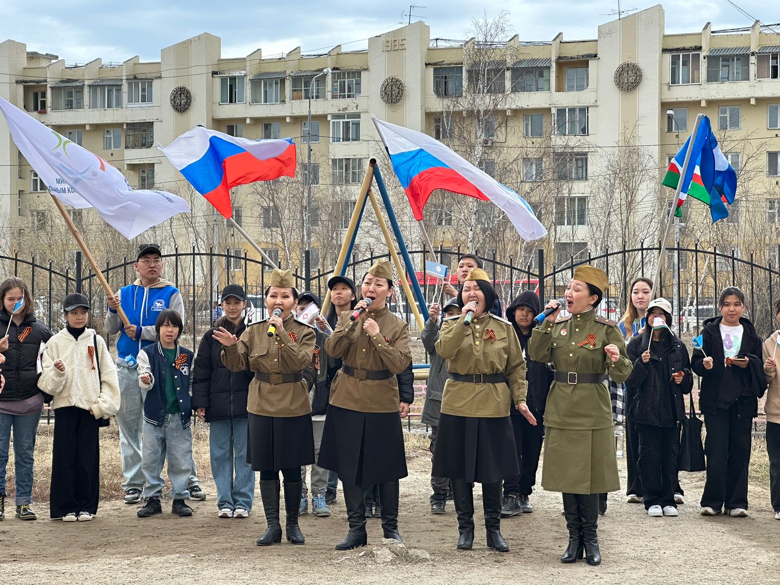 Якутские артисты спели ветеранам накануне Дня Победы