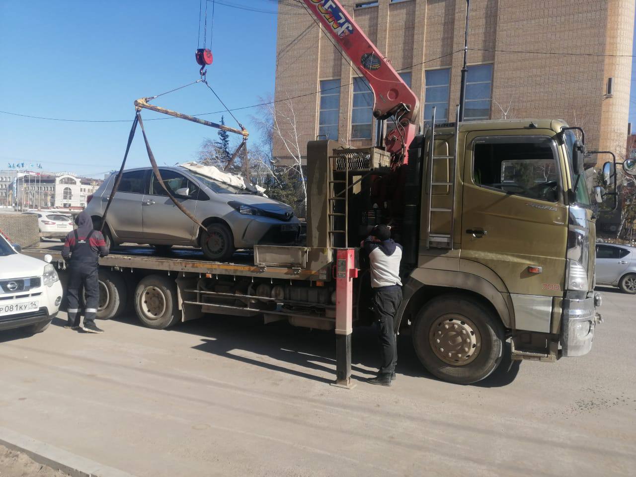 Фотофакт: с проспекта Ленина эвакуатор ГИБДД вывозит автомобили