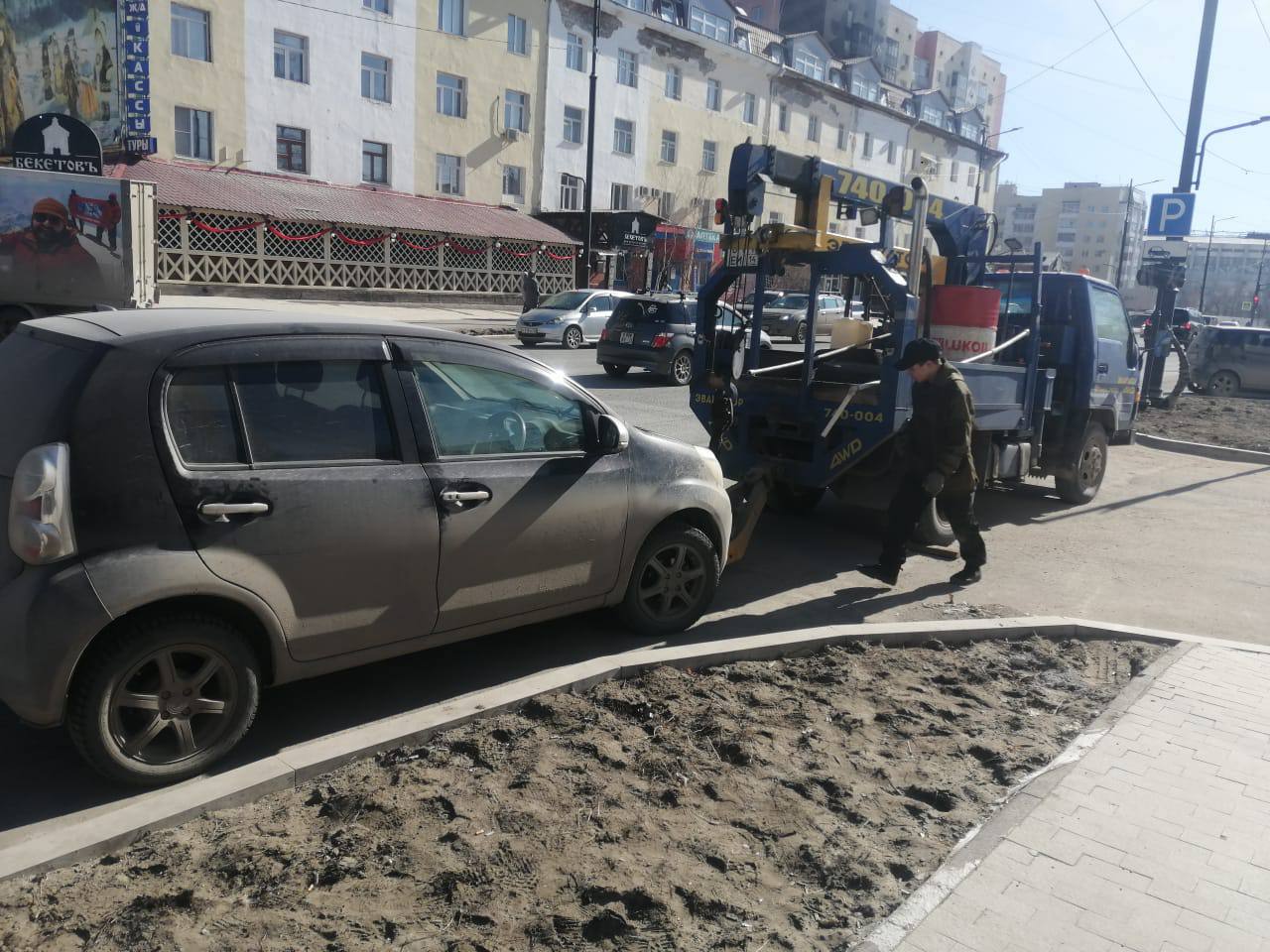 Фотофакт: с проспекта Ленина эвакуатор ГИБДД вывозит автомобили