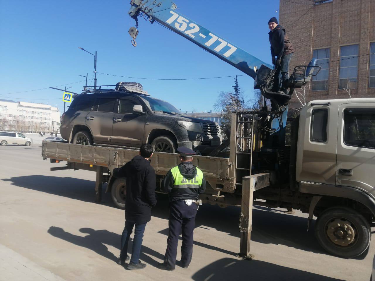 Фотофакт: с проспекта Ленина эвакуатор ГИБДД вывозит автомобили