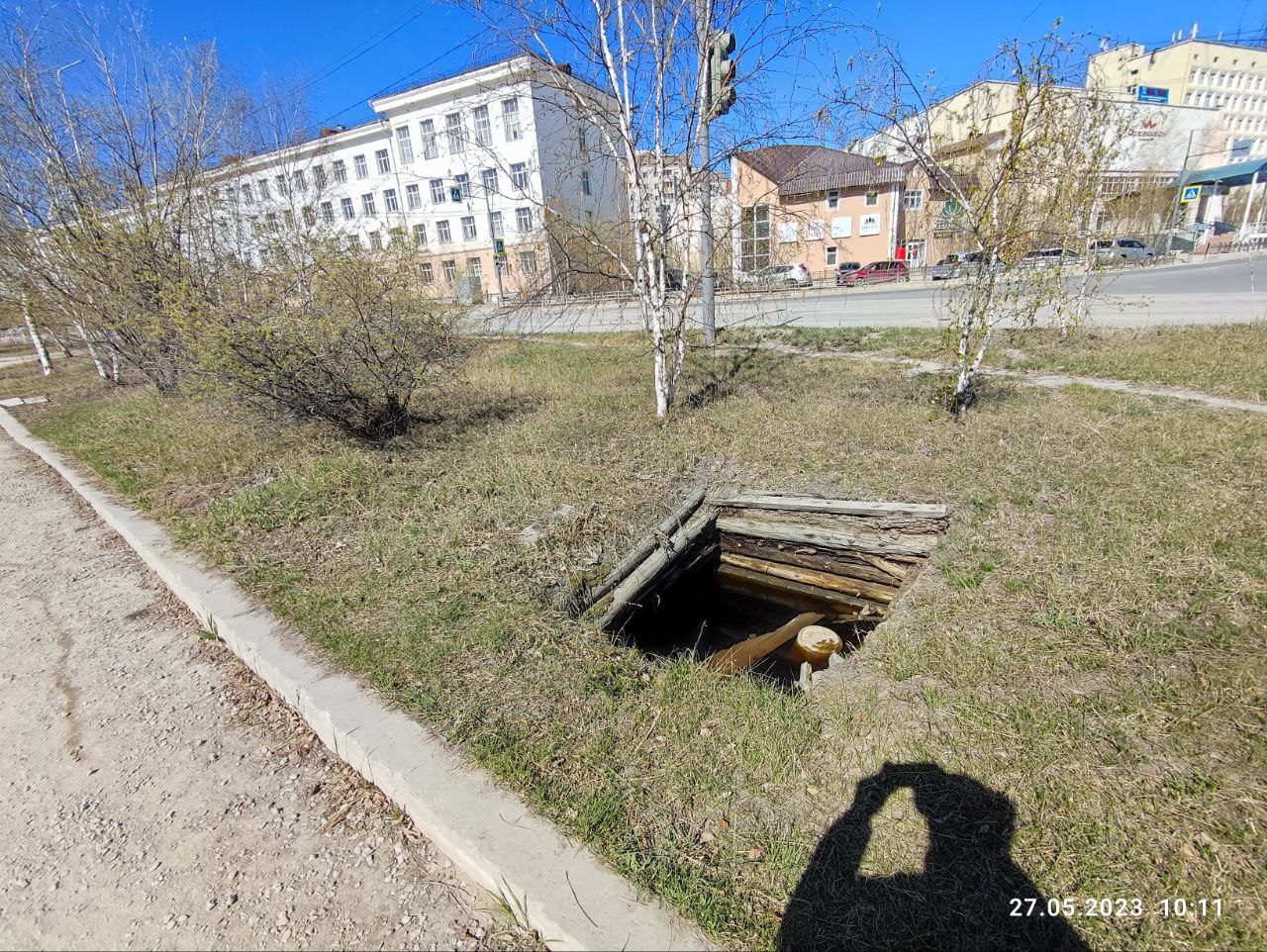 Опасно! В центре Якутска открытый колодец, полный воды