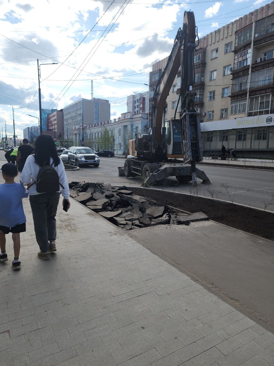 Фотофакт: Зачем ломают новый асфальт на проспекте Ленина? | 31.05.2023 |  Якутск - БезФормата