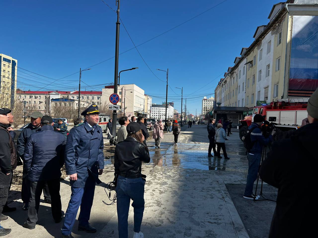 На место пожара работают Евгений Григорьев и Прокуратура