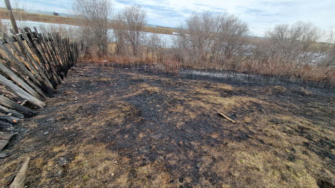 Пожарная машина застряла, не доехав до горящего здания