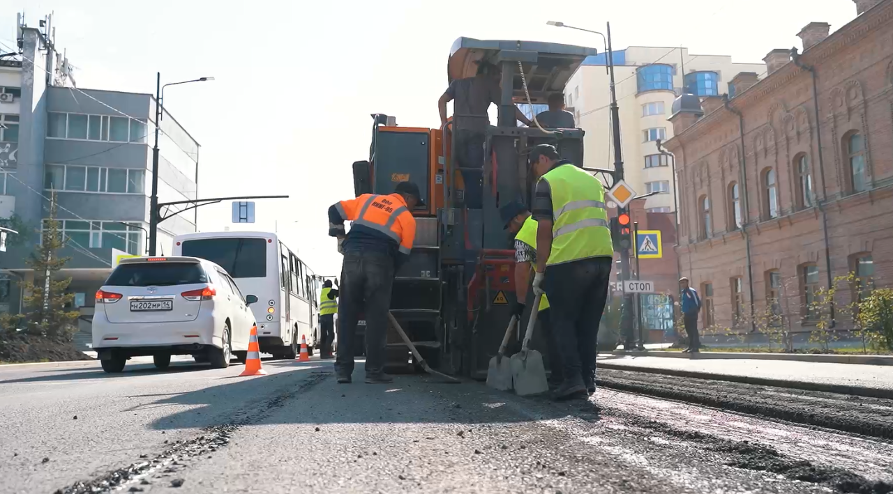 Подрядчик устраняет дефекты дорожного полотна проспекта Ленина