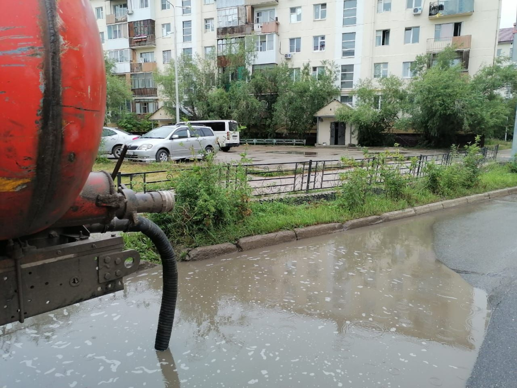 Дожди залили Якутск: откачивают воду с заниженных мест