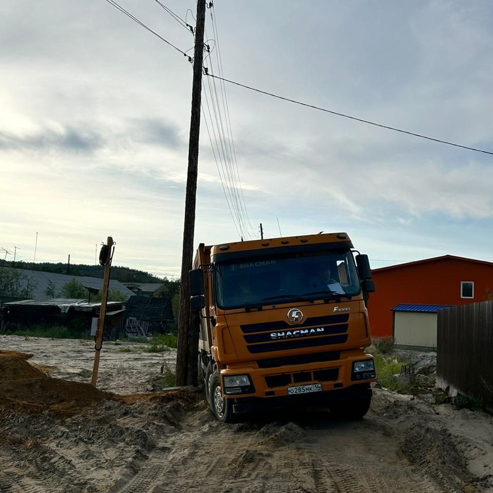 В очередной раз водитель повредил опору ЛЭП