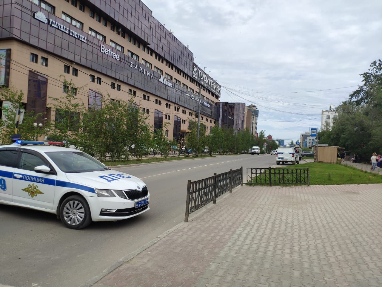 Видео: Саперы осматривают автомобиль без номеров на парковке ТРК 