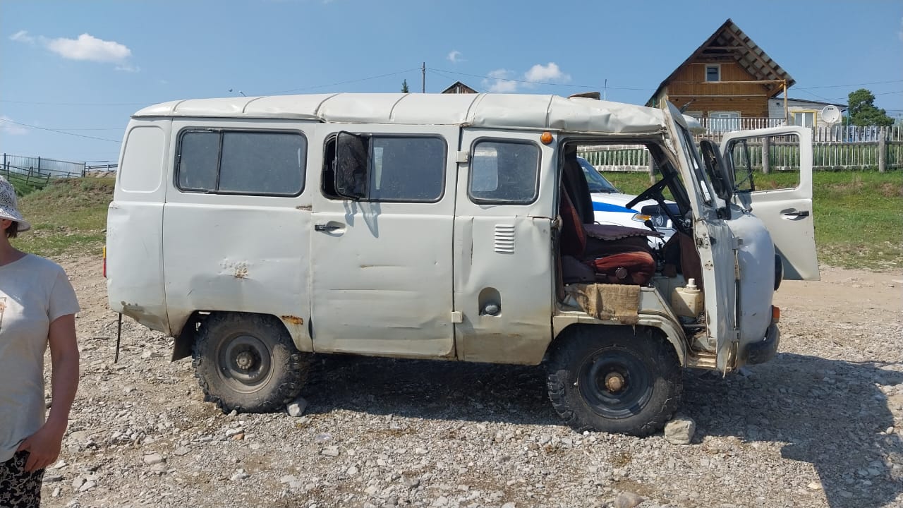 В Хангаласском районе опрокинулся УАЗ, пострадали водитель и 12-летний  пассажир