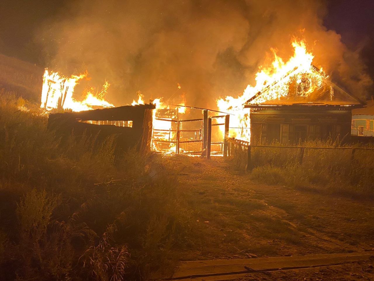 Жительница Шымкента вошла в горящий дом и спасла шестерых соседских детей