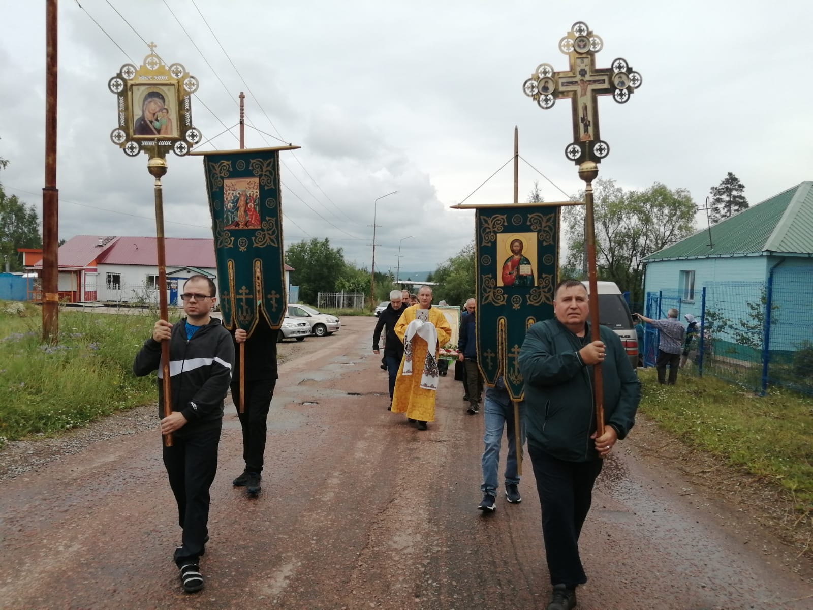 Мощи преподобного Серафима Саровского пронесли Крестным ходом по  Серебряному Бору