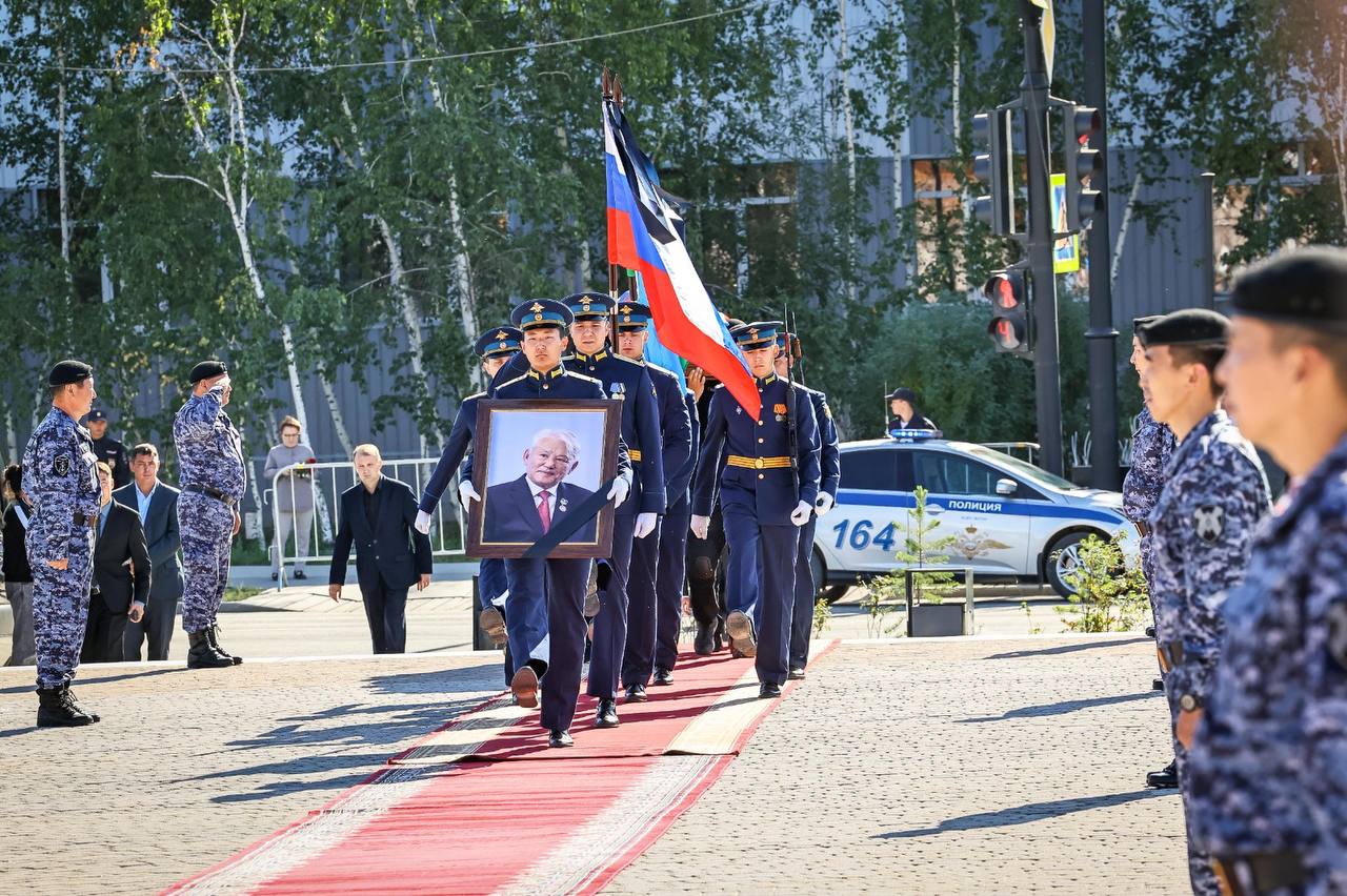 Якутия прощается с первым Президентом Михаилом Николаевым...