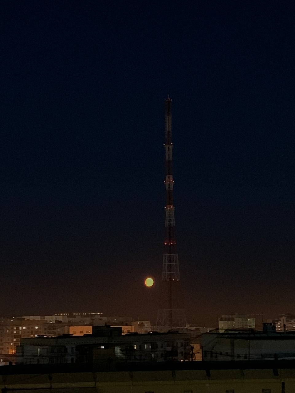 Фото и видео необычайной Луны над Якутском - Суперлуние уже началось!