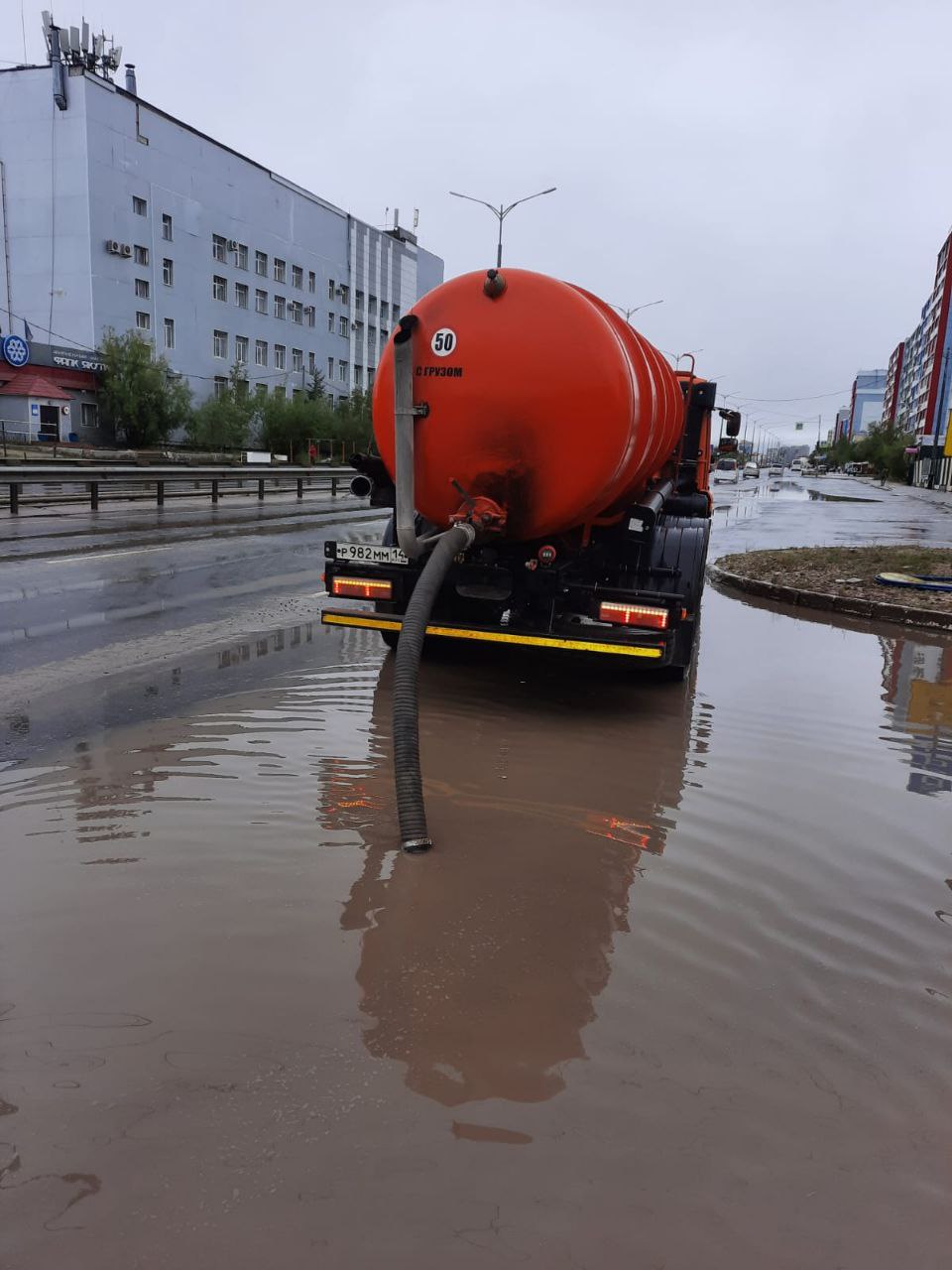 Большая откачка воды в Якутске