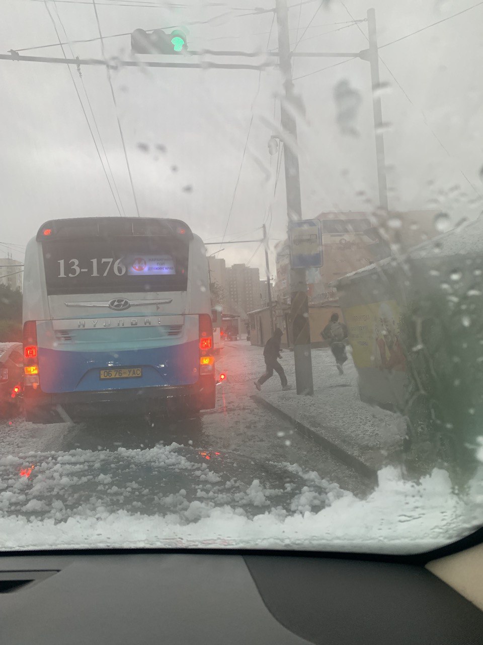 Во мгновенье город окунулся в снежную стихию, дворники «Лексуса