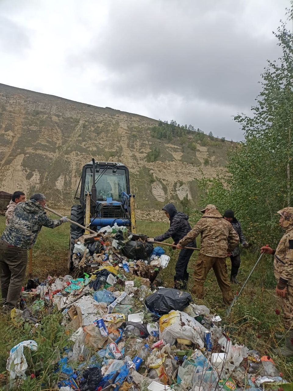 Амгинцы убирают горы мусора после отдыхающих, чтобы очистить родную землю...