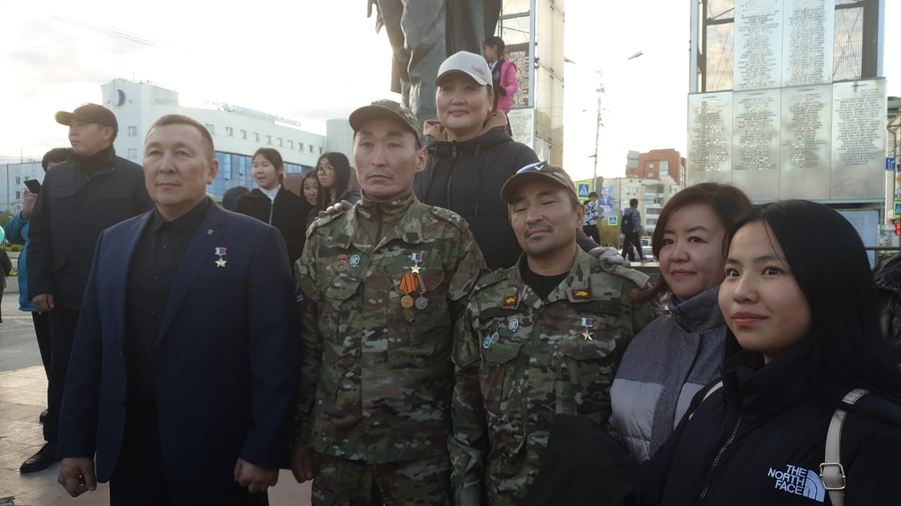 Осуохай с Ил Дарханом на площади Орджоникидзе Якутска