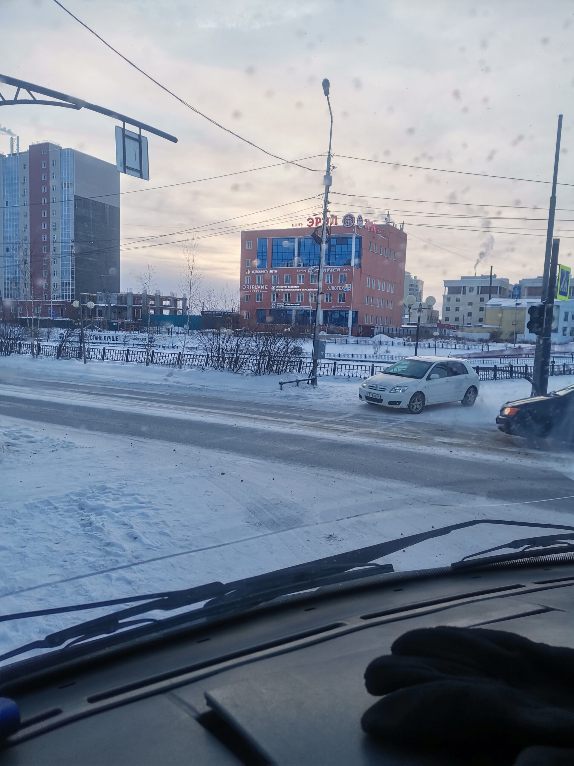 Фотофакт: Водители ездят по тротуарам проспекта Ленина